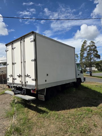1995 Isuzu Npr250  Insulated Pantec photo 4