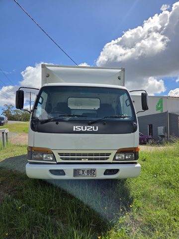 1995 Isuzu Npr250  Insulated Pantec photo 2